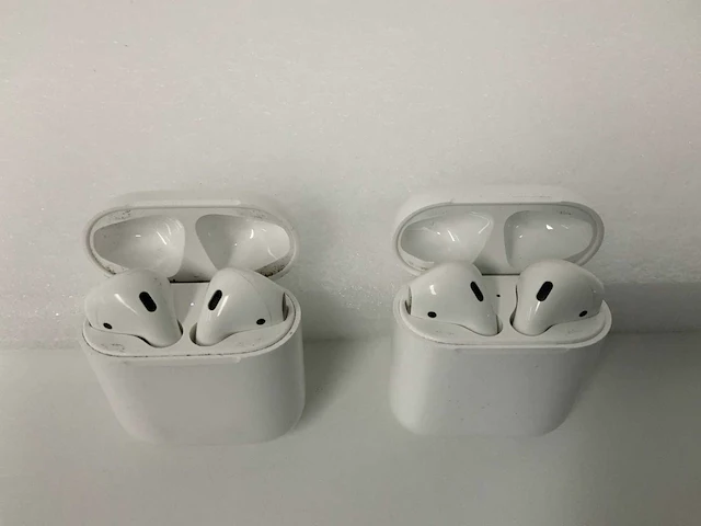Apple - airpods 2, with charging case - mv7n2zm/a (2x) - afbeelding 1 van  1