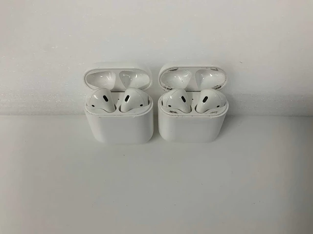 Apple - airpods 2, with charging case - mv7n2zm/a (2x) - afbeelding 1 van  2