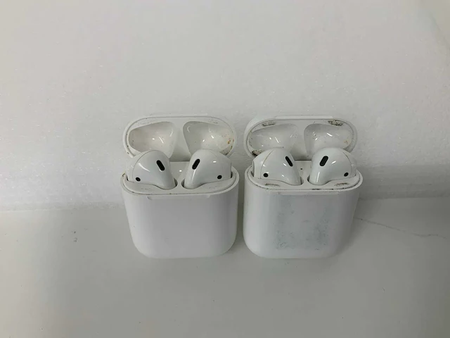 Apple - airpods 2, with charging case - afbeelding 1 van  1