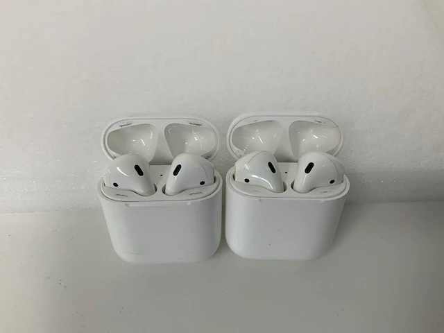 Apple - airpods 2, with charging case - afbeelding 1 van  1