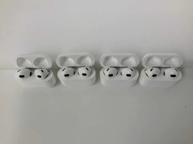 Apple - airpods 3, with charging case - mme73am/a (4x) - afbeelding 1 van  2