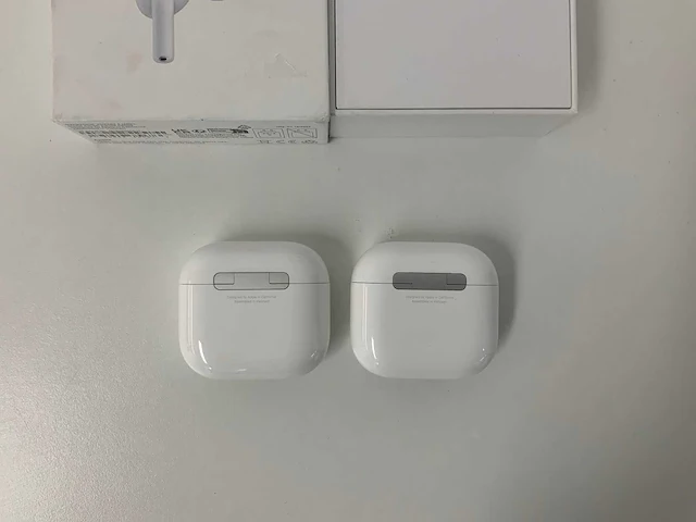 Apple - airpods 4 active noise cancellation, with charging case mxp93zm/a (2x) - afbeelding 3 van  3