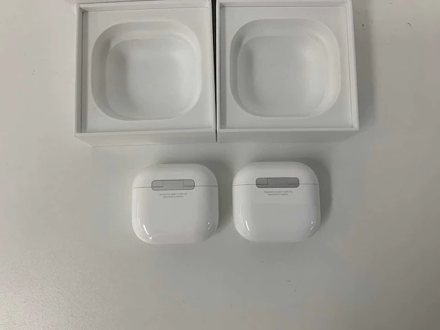 Apple - airpods 4 active noise cancellation, with charging case mxp93zm/a (2x) - afbeelding 2 van  2