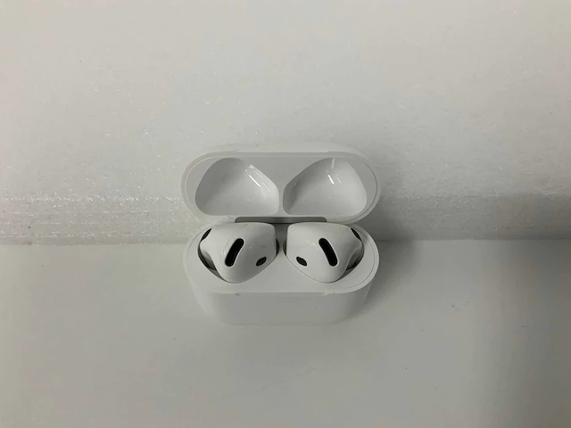 Apple - airpods 4 active noise cancellation, with charging case mxp93zm/a - afbeelding 1 van  3