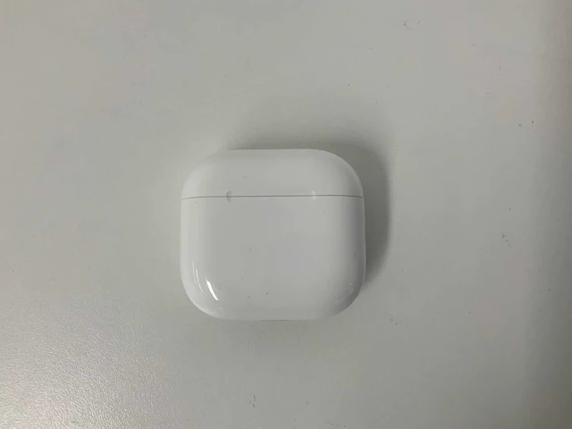 Apple - airpods 4 active noise cancellation, with charging case mxp93zm/a - afbeelding 2 van  3