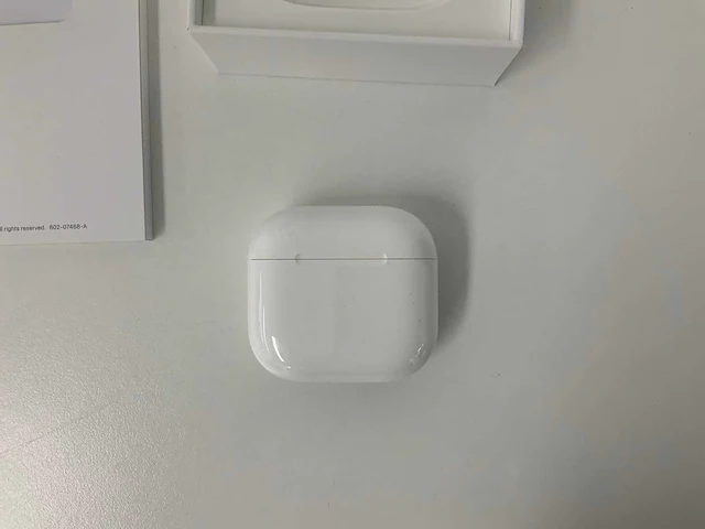 Apple - airpods 4, with charging case mxp63zm/a - afbeelding 2 van  3