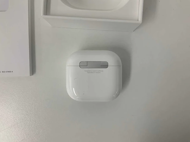 Apple - airpods 4, with charging case mxp63zm/a - afbeelding 3 van  3