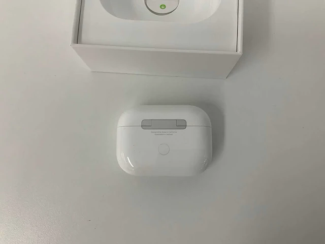 Apple - airpods pro 2nd generation, with charging case mtjv3zm/a - afbeelding 2 van  2