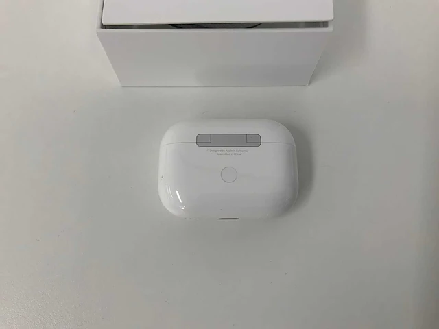 Apple - airpods pro 2nd generation, with charging case mtjv3zm/a - afbeelding 2 van  2