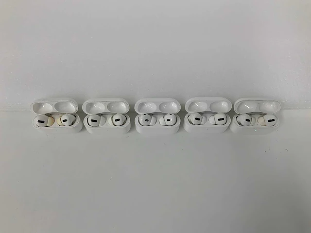 Apple - airpods pro, with charging case - mwp22am/a + airpods pro 2, with charging case - mtjv3am/a (5x) - afbeelding 1 van  2