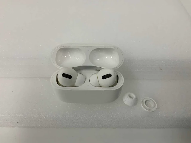 Apple - airpods pro with wireless charging case - mwp22zm/a - afbeelding 1 van  1