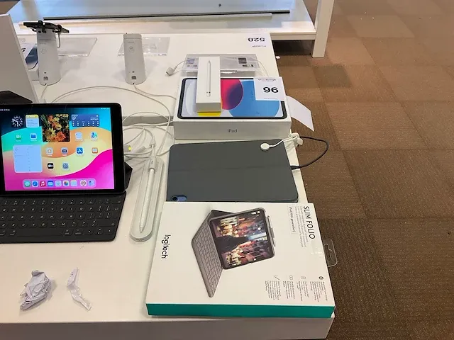 Apple - ipad - tablet met smart keyboard en pen - afbeelding 1 van  2