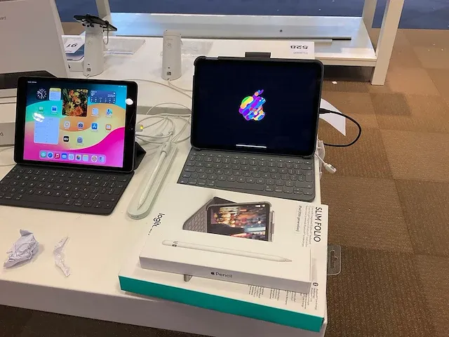 Apple - ipad - tablet met smart keyboard en pen - afbeelding 2 van  2