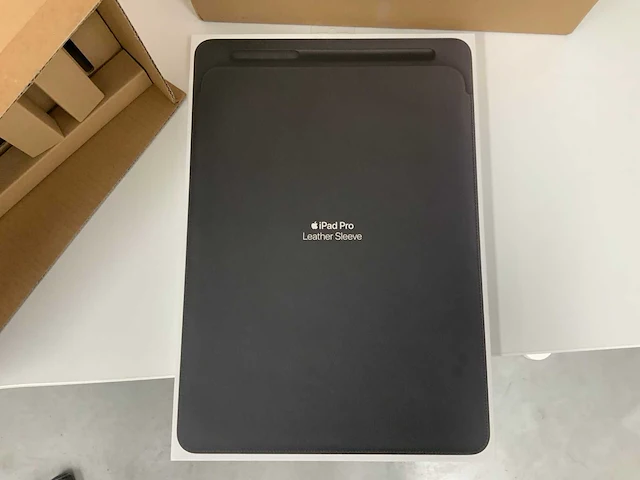 Apple - ipad pro 12.9-inch leather sleeve black mq0u2zm/a (20x) - afbeelding 2 van  4