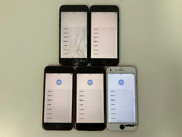 Apple - iphone se(2020) 2nd gen 64gb black/red (5x) - afbeelding 1 van  3