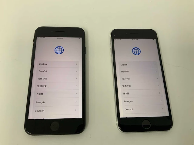 Apple - iphone se(2020) 2nd gen 64gb black/white (2x) - afbeelding 1 van  3