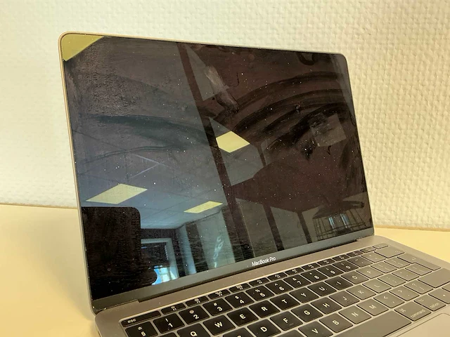 Apple - macbookpro14,1 (13 inch) - laptop - afbeelding 3 van  6