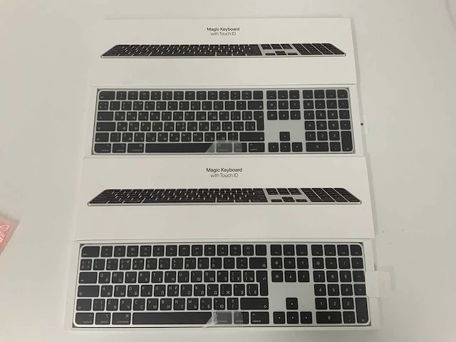 Apple - magic qwerty(grieks) keyboard with numeric keypad and touch id (2x) - afbeelding 1 van  3