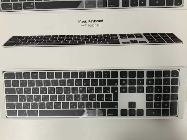 Apple - magic qwerty(grieks) keyboard with numeric keypad and touch id (2x) - afbeelding 3 van  3