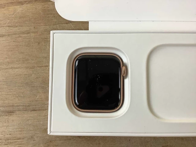 Apple - se - smartwatch gps gold aluminium - afbeelding 5 van  6