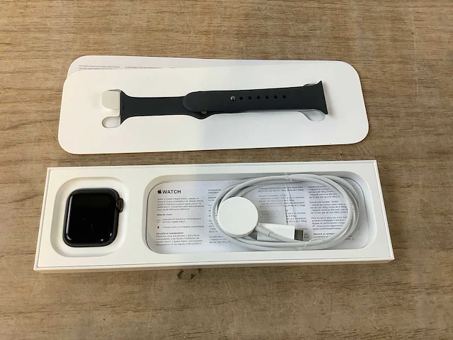 Apple - se - smartwatch gps + midnight aluminium - afbeelding 4 van  7
