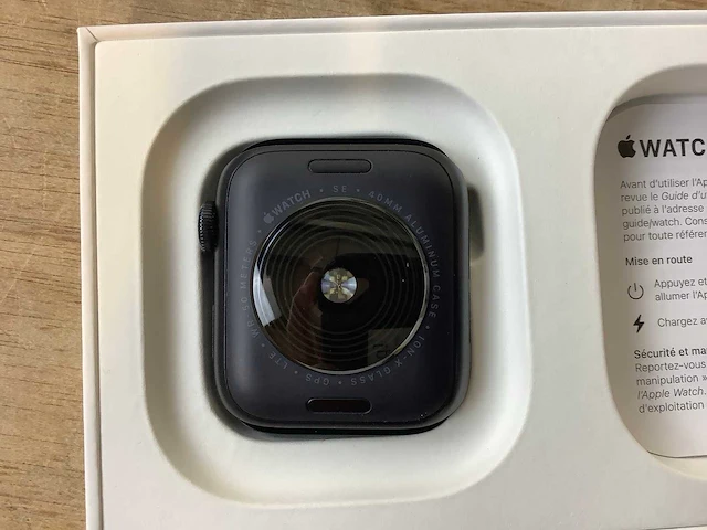 Apple - se - smartwatch gps + midnight aluminium - afbeelding 6 van  7