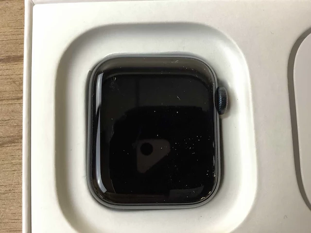 Apple - se - smartwatch gps + midnight aluminium - afbeelding 4 van  6