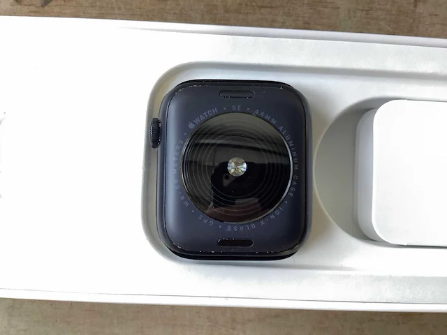 Apple - se - smartwatch gps midnight aluminium - afbeelding 6 van  7
