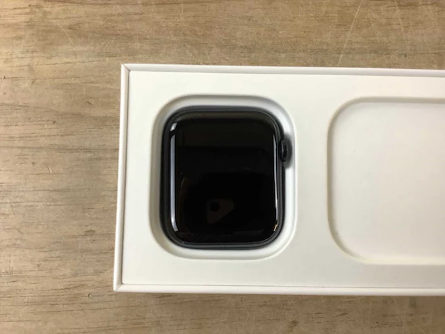Apple - se - smartwatch gps midnight aluminium - afbeelding 4 van  6