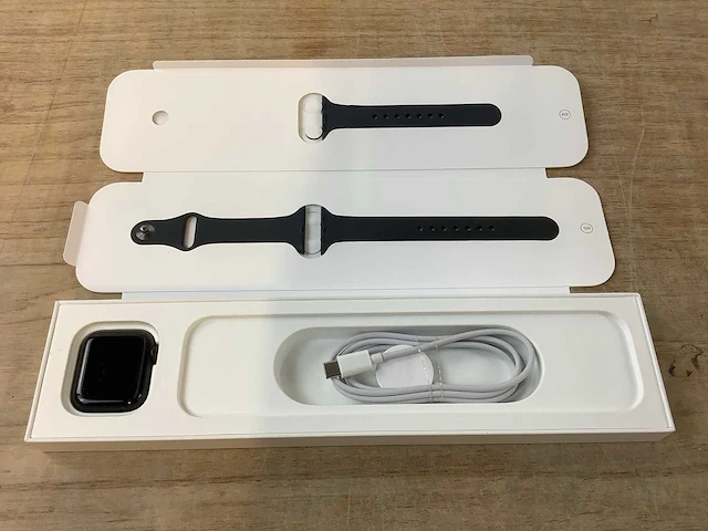 Apple - se - smartwatch gps + midnight aluminium - afbeelding 4 van  7