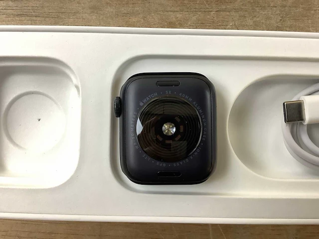 Apple - se - smartwatch gps + midnight aluminium - afbeelding 6 van  7