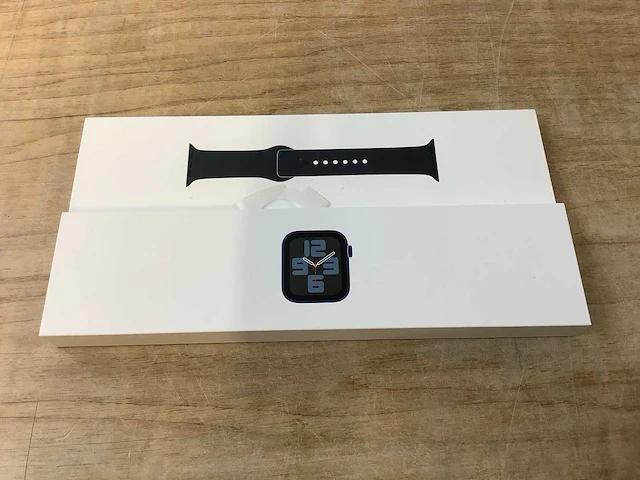 Apple - se - smartwatch gps midnight aluminium - afbeelding 3 van  7