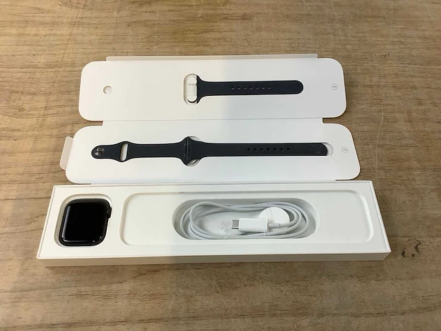 Apple - se - smartwatch gps midnight aluminium - afbeelding 4 van  7
