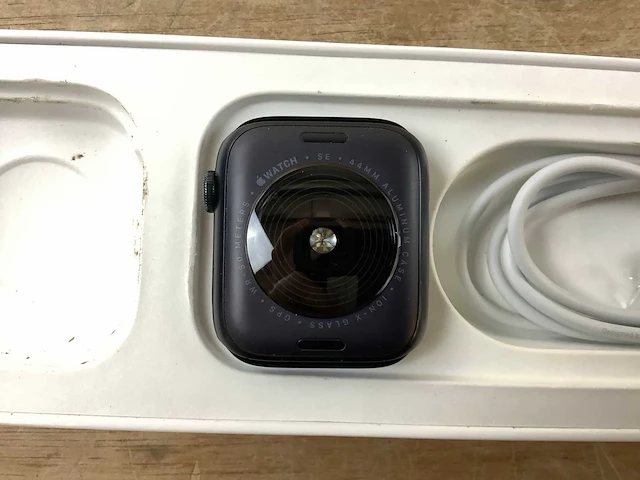 Apple - se - smartwatch gps midnight aluminium - afbeelding 6 van  7