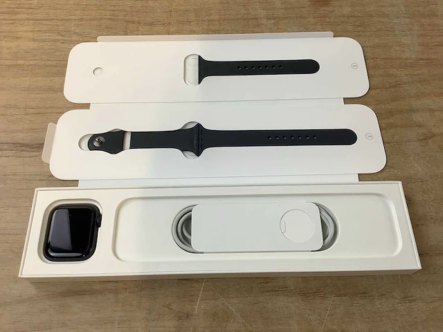 Apple - se - smartwatch gps midnight aluminium - afbeelding 4 van  7