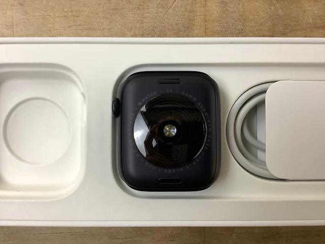 Apple - se - smartwatch gps midnight aluminium - afbeelding 6 van  7
