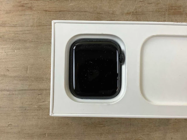 Apple - se - smartwatch gps + midnight aluminium - afbeelding 4 van  6