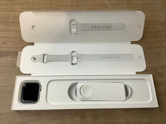 Apple - se - smartwatch gps silver aluminium - afbeelding 4 van  7