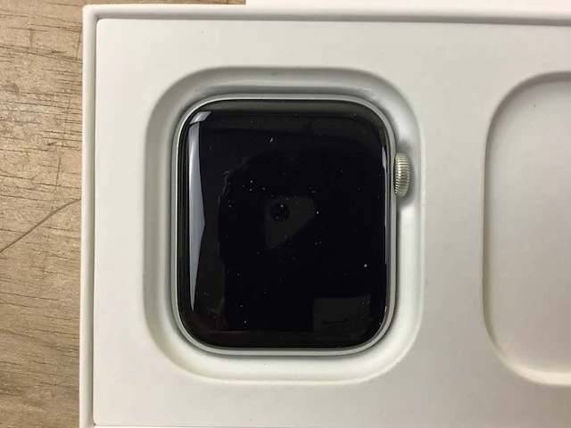 Apple - se - smartwatch gps silver aluminium - afbeelding 5 van  7