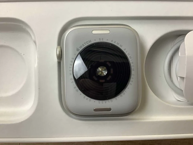 Apple - se - smartwatch gps silver aluminium - afbeelding 6 van  7