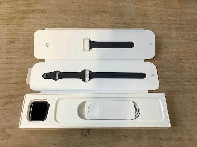 Apple - se - smartwatch gps space gray aluminium - afbeelding 2 van  5