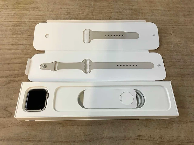 Apple - se - smartwatch gps starlight aluminium - afbeelding 4 van  7
