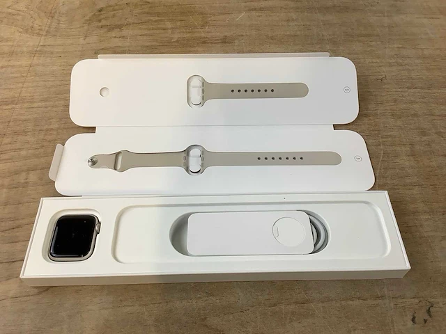 Apple - se - smartwatch gps starlight aluminium - afbeelding 4 van  7
