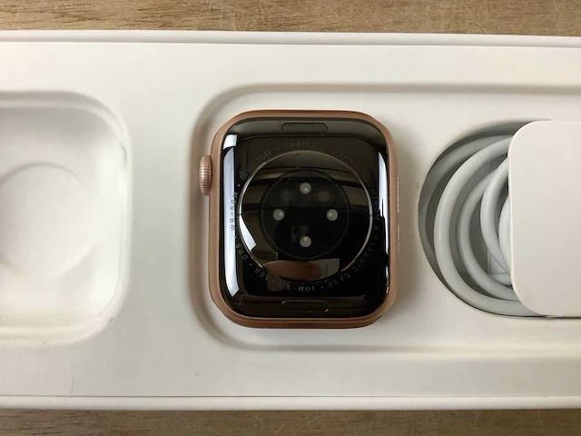 Apple - series 6 - smartwatch gps gold aluminium - afbeelding 6 van  7