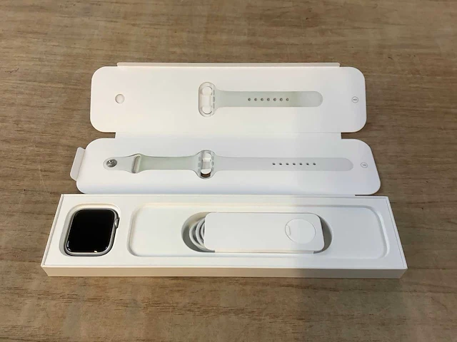 Apple - series 6 - smartwatch gps+ silver aluminium - afbeelding 4 van  7
