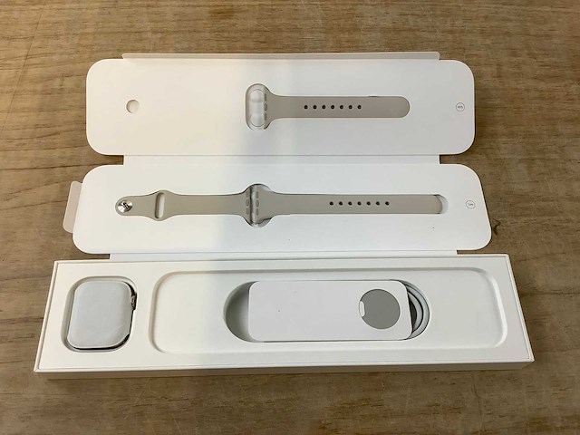 Apple - series 7 - smartwatch gps+ silver stainless steel - afbeelding 4 van  7