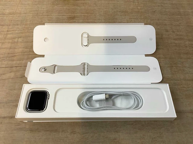 Apple - series 7- smartwatch gps+ silver stainless steel - afbeelding 3 van  5