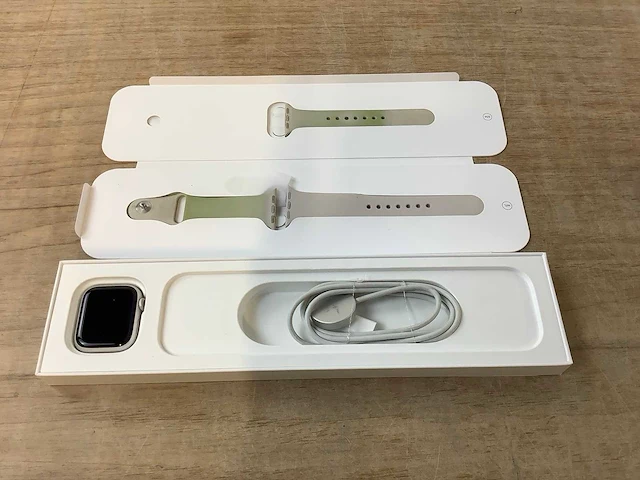 Apple - series 7- smartwatch gps starlight aluminium - afbeelding 4 van  7