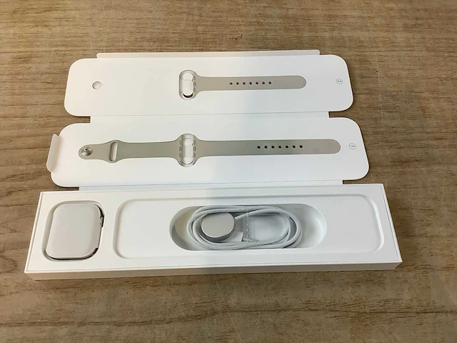 Apple - series 7- smartwatch gps starlight aluminium - afbeelding 4 van  7