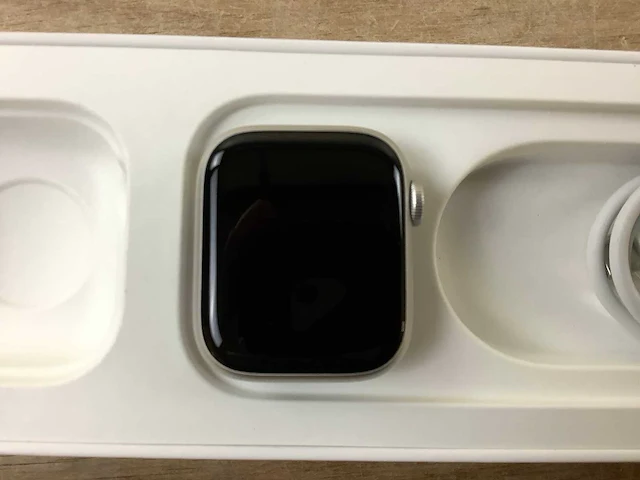 Apple - series 7- smartwatch gps starlight aluminium - afbeelding 5 van  7